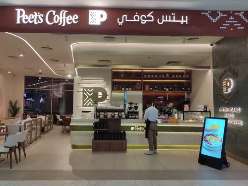 Dernières solutions de l'entreprise Affiche numérique installée au café Peet's en Arabie saoudite