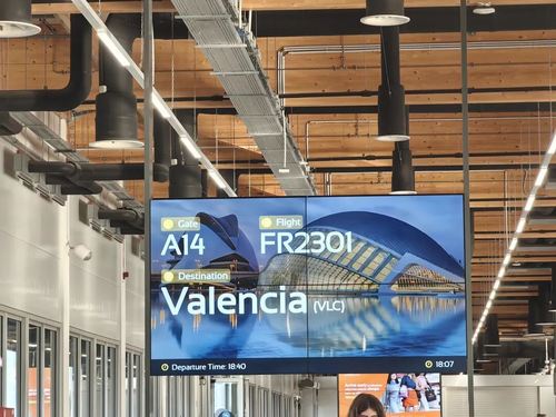Dernières solutions de l'entreprise L'affichage numérique LCD suspendu à l'aéroport de Budapest